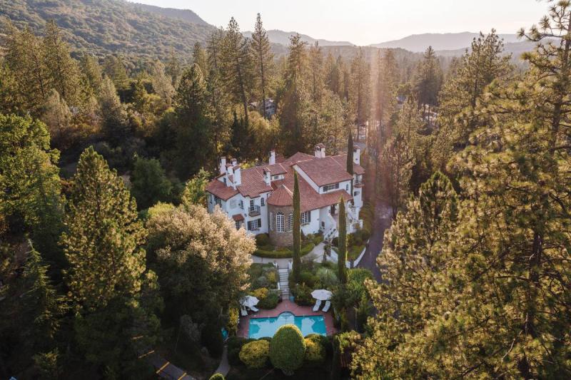 فندق "شاتو دو سورو" الفاخر الذي يمتد على مساحة تسعة فدادين فوق سفوح سلسلة جبال سييرا نيفادا في كاليفورنيا.