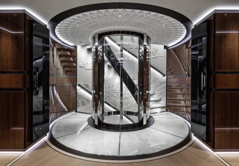 يربط مصعد أسطواني الشكل من الفولاذ والزجاج بين مختلف أرجاء اليخت، من السطح السفلي إلى سطح التشميس.