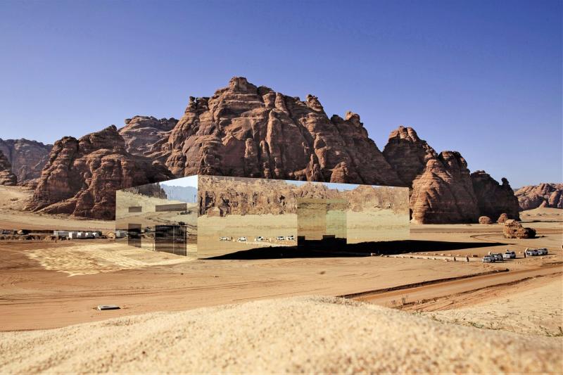 في وادي عشار، يتجلى مسرح مرايا تحفة معمارية حديثة شُكلت على نسق مكعب ضخم تنعكس فوق واجهاته مفاتن الصحراء المحيطة. 