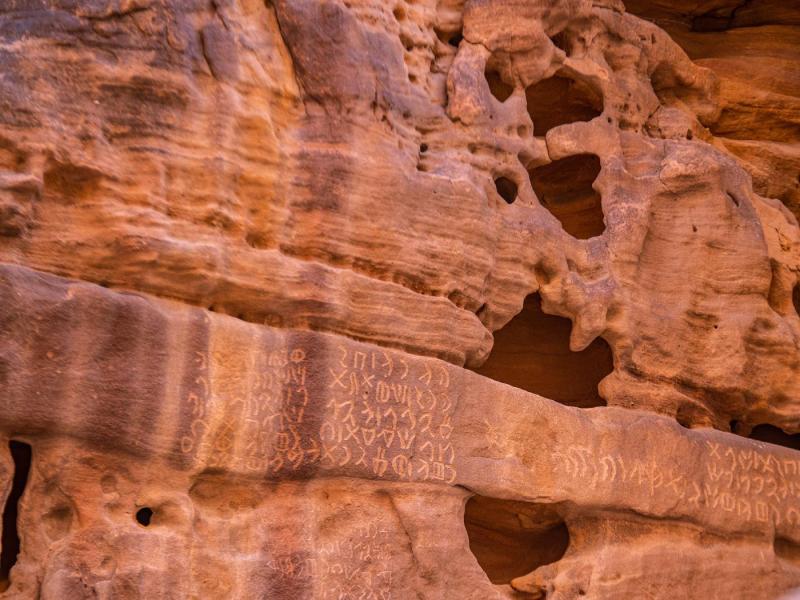 يتجلى جبل عكمة مكتبة مفتوحة تزخر بالنقوش الصخرية المكتوبة بالخط الداداني والتي توثق حكايات من زمن مملكة لحيان.
