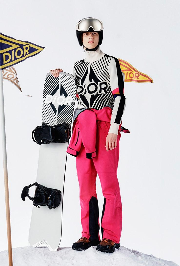 بدلة للتزلج من القماش المعالج تقنيًا وخوذة ونظارات خاصة للثلج، فضلاً عن لوح التزلج المصمم بالتعاون مع علامة AK Ski. 