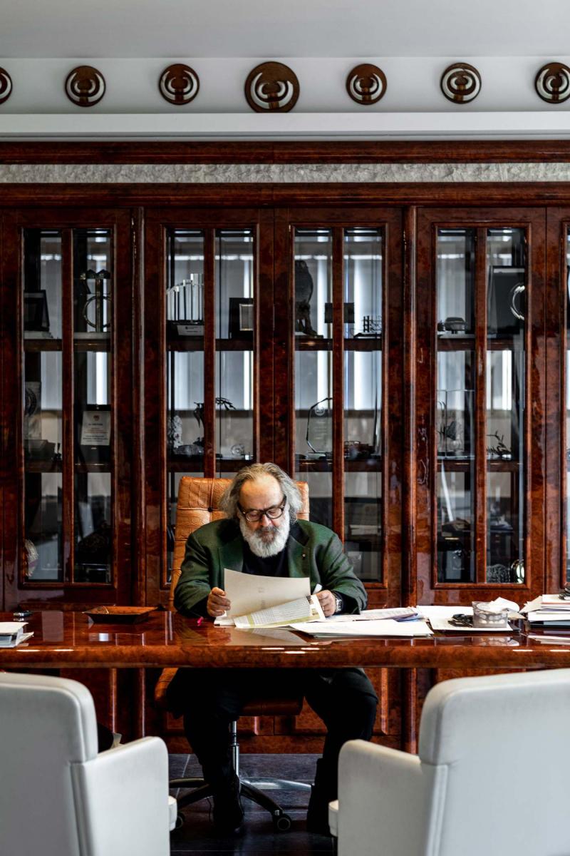 المصمم الإيطالي ستيفانو ريتشي في مكتبه بفلورنسة.
