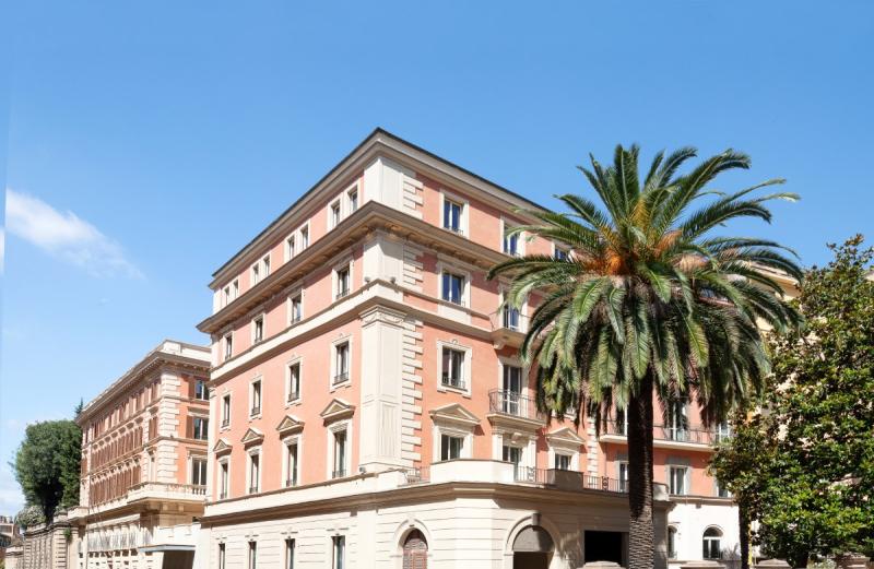 فندق دبليو W Hotel  الذي جرى افتتاحه في شارع فيا فينيتو الكبير داخل قصرين تاريخيين.