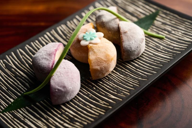مثلجات موشي الآسيوية بطعم الشوكولاته والمانغو وفاكهة زهرة الآلام.