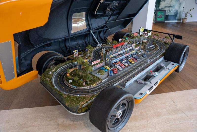 مضمار سباقات مصغر صُنع على هيئة سيارة بورشه 917 