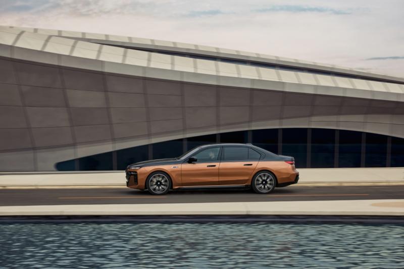 سيارة BMW i7 M70 xDrive الكهربائية بالكامل.. الأقوى أداءً في الفئة السابعة 