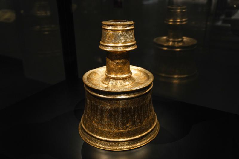 شمعدان نحاسي من القرن الرابع عشر. 