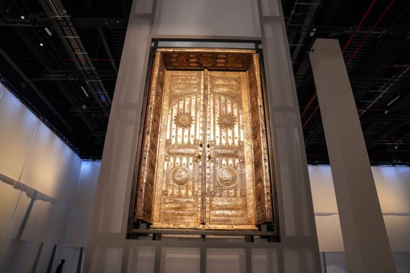 باب ذهبي قديم للكعبة المشرّفة صنعه الشيخ محمد يوسف بدر في عام 1940 بأمر من الملك عبد العزيز. 