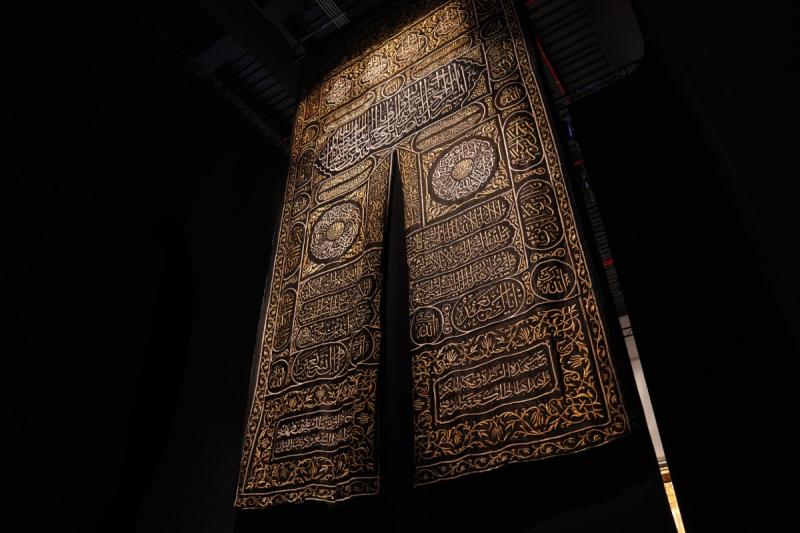 ستارة لباب الكعبة ضمن المقتنيات الأثرية التي تُعرض في بينالي الفنون الإسلامية. 