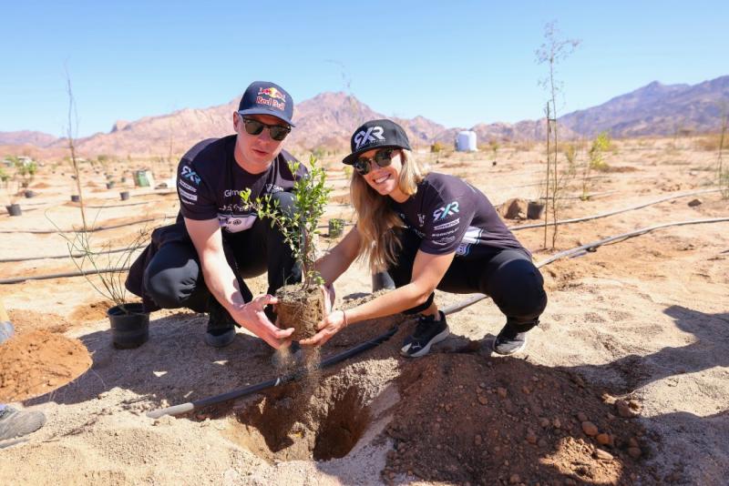 خوان كريستوفرسون وميكايللا آلين-كوتولينسكي من فريق Rosberg X Racing يزرعان شجرة في محمية نيوم الطبيعية.