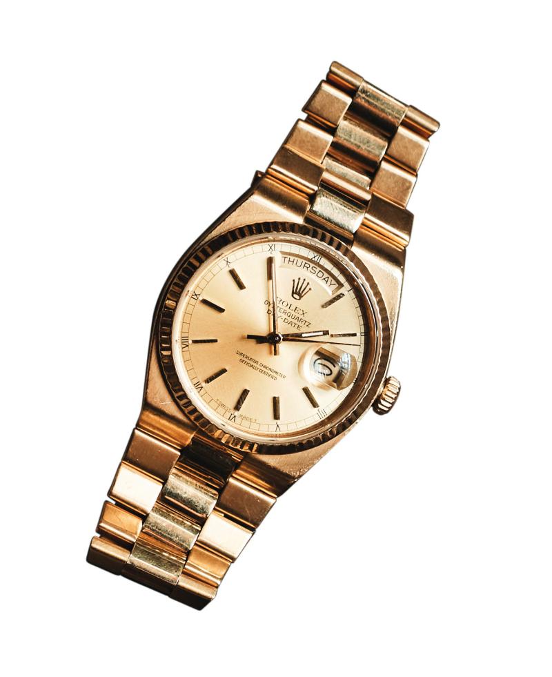 ساعة هنديفار الجديدة من طراز Rolex Day-Date من رولكس في علبة من الذهب. 