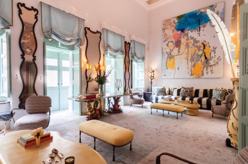 غرفة الجلوس في منزل المصمم الداخلي والسفير المحلي فرانسيس سلطانة./ السياحة في مالطا