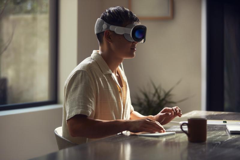 أبل تكشف عن نظارات Vision Pro للواقع الافتراضي 