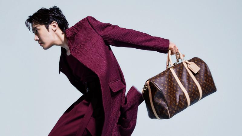 مغني الراب J-HOPE وحقيبة KEEPALL