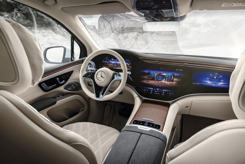 تبدو لوحة عدادات السيارة كأنها مأخوذة من فيلم خيال علمي، وتتضمن شاشة متطورة من طراز MBUX Hyperscreen. / أفضل أنواع السيارات لعام 2023
