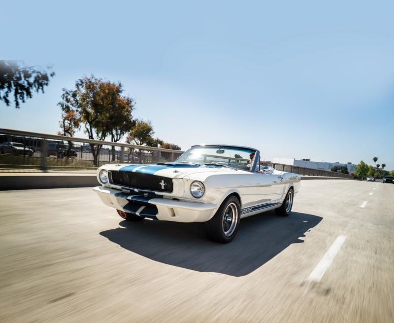 الإصدار الحديث من سيارة Shelby G.T.350 يستحضر في الأذهان سيارة موستانغ المخطَّطة بالأزرق من عام 1965./ أفضل أنواع السيارات لعام 2023