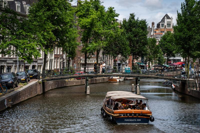 تشمل التجارب التي ينسقها الفندق جولات ماتعة على متن القوارب التي تعبر قنوات أمستردام المائية.