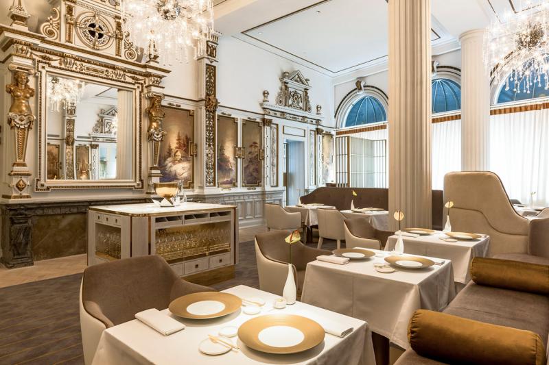 تجربة عشاء مبتكرة يعد بها مطعم The White Room الذي يُعد أقدم مطعم في أمستردام ما فتئ يحتفظ بحالته الأصلية.