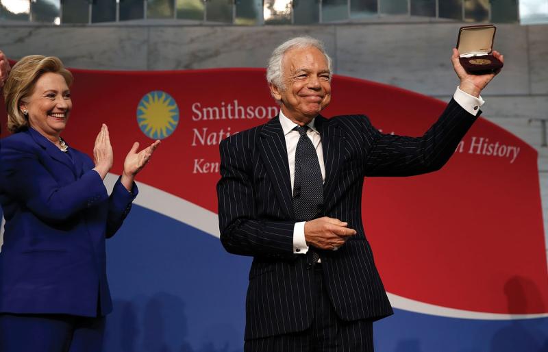 لحظة استلام لورين وسام الذكرى المئوية الثانية لجيمس سميثسون في عام 2014. 