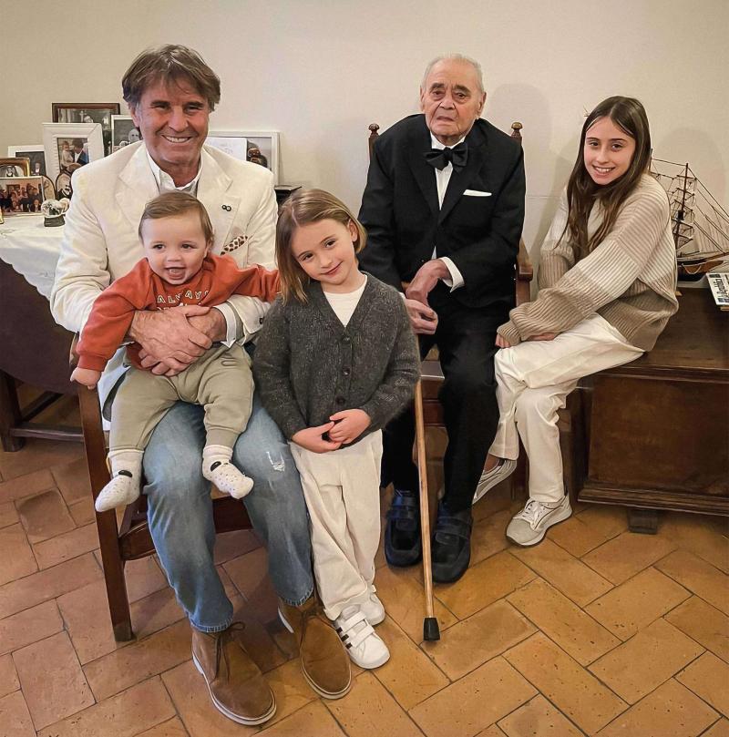 برونيللو كوتشينيللي مع والده وأحفاده
