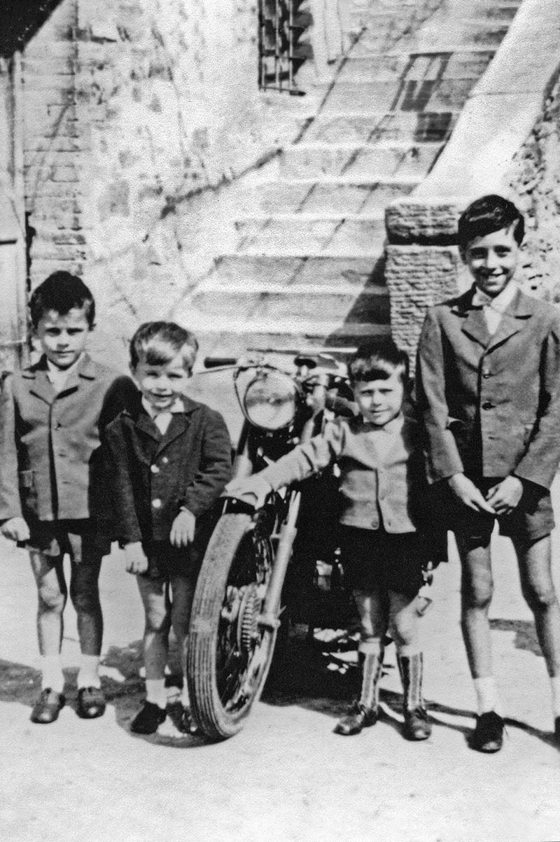 برونيللو كوتشينيللي الثاني من اليسار مع أخوته وابن عمه بمنزل العائلة في كاستل ريجوني
