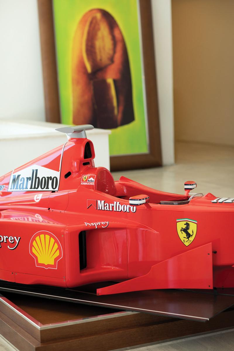 جانبٌ من سيارة فيراري التي قادها مايكل شوماخر في بطولة الفورمولا 1 في عام 1997. 