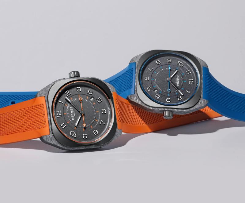 نماذج بألوان زاهية من ساعة Hermès H08 صيغت علبها وسادية الشكل من مركب ألياف الزجاج المضفّر والمصقول بالألمنيوم ومسحوق الأردواز.