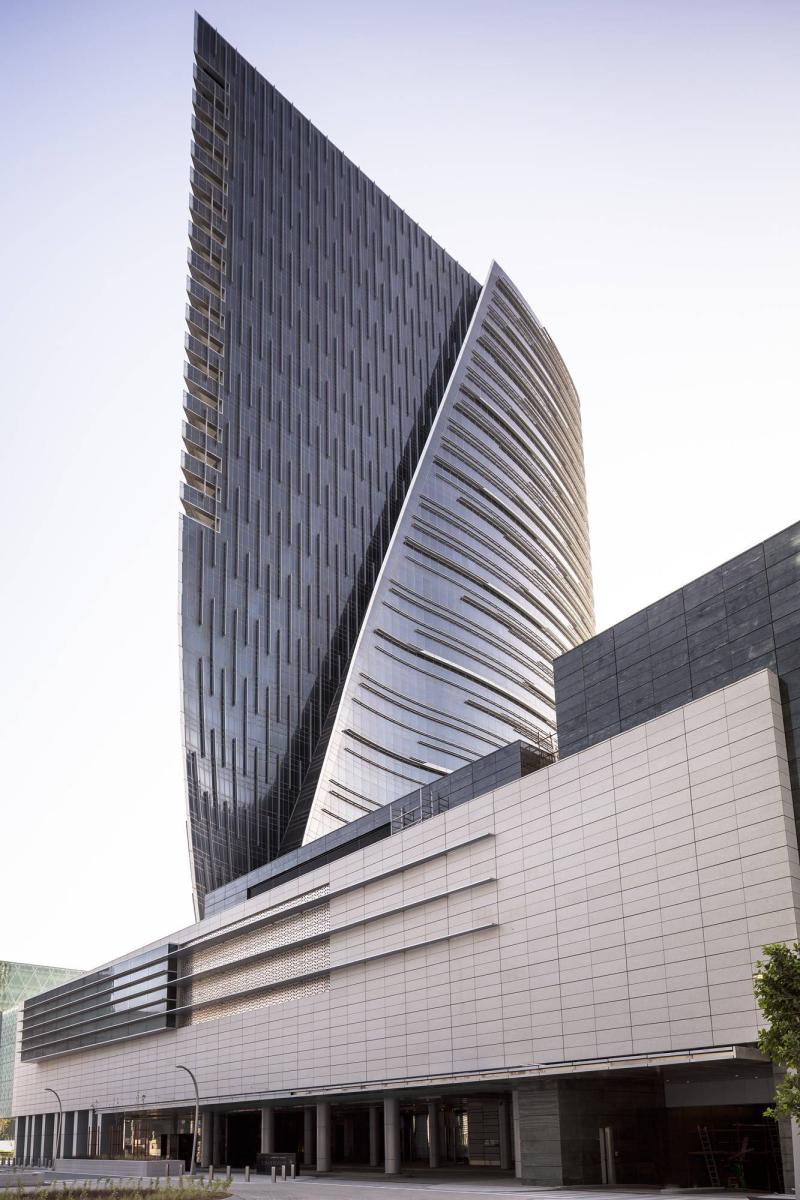  يرتفع فندق روزوود أبو ظبي في 34 طابقًا متباهيًا بواجهة زجاجية عاكسة. 