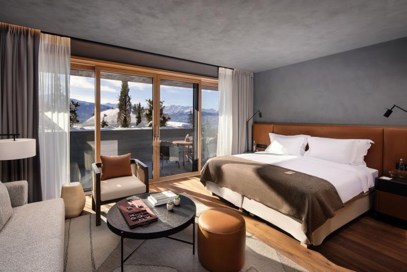 يضم الفندق المتاخم للثلوج 45 غرفة وجناحًا يذكّر تصميمها بالأكواخ السويسرية الحديثة.