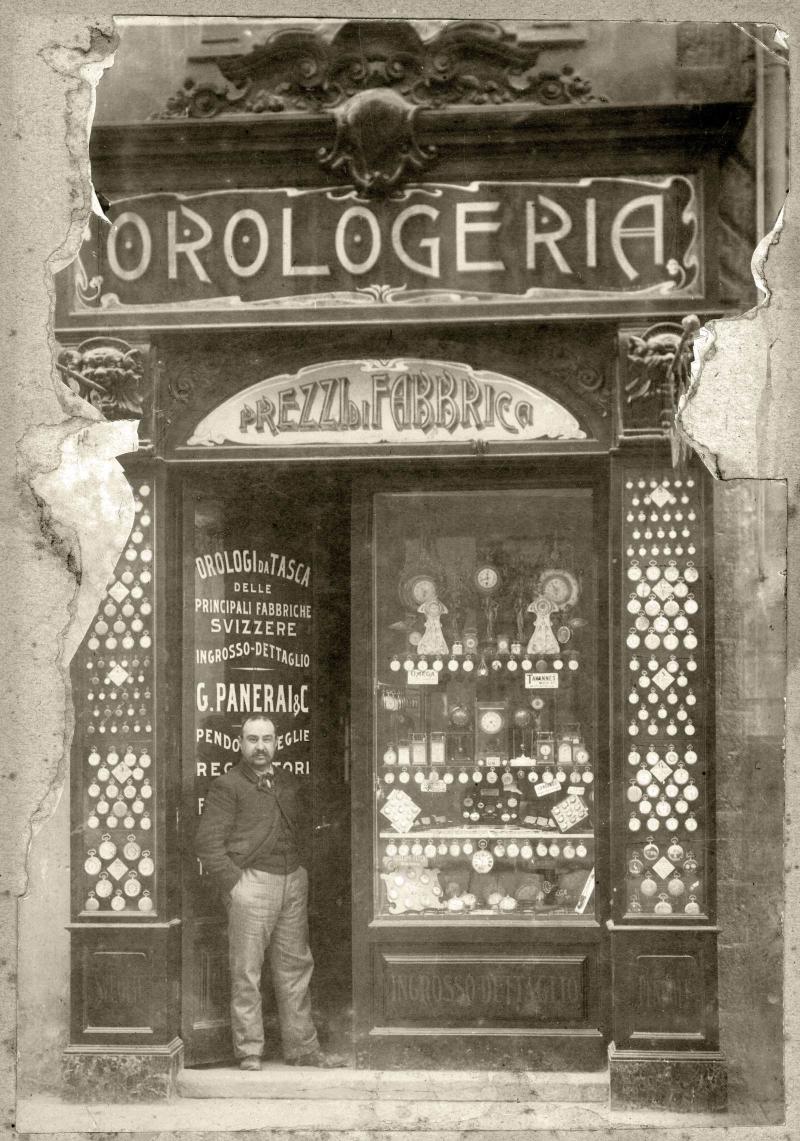 أول متجر افتتحه المؤسس جيوفاني بانيراي في عام 1860 عند جسر بونتي آليه غراتزييه التاريخي في مدينة فلورنسة.
