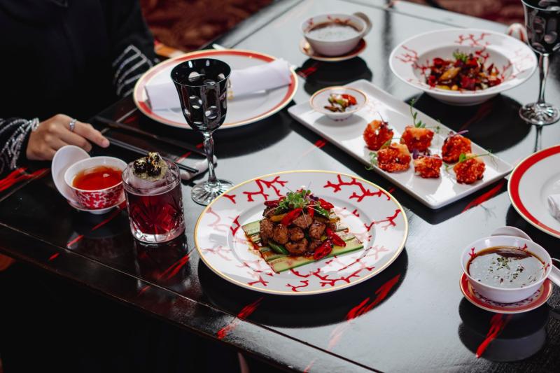مطعم هونغ في الريتز-كارلتون الرياض يعود بروح جديدة ومقاربة جريئة