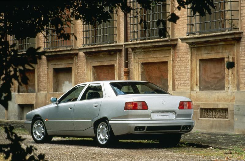 كانت سيارة Quattroporte IV التي كُشف عنها أول مرة في معرض تورينو للسيارات عام 1994 أصغر من سابقاتها، ولكنها تمتعت بخطوط خارجية بالغة الجاذبية.