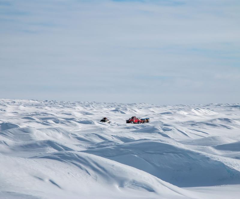 تشمل الرحلة الاستكشافية إلى أقصى منطقة في الطرف الشمالي للأرض قيادة مركبات خاصة من شركة Arctic Trucks International.