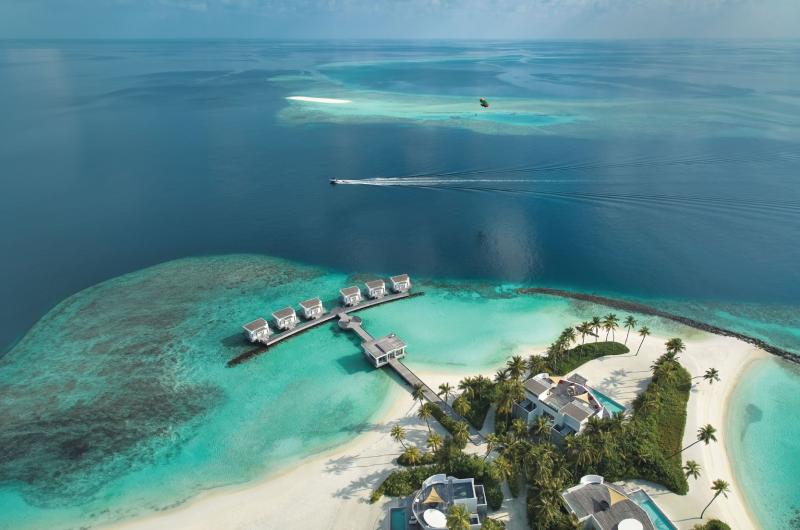 تحتضن جزيرة " Jumeirah Maldives Olhahali Island " 67 فيلا تستحضر في تصميمها ملاذات الإقامة عند شاطئ ميامي.