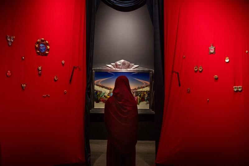 عمل تركيبي بعنوان "عوالم خفية" للفنان سامو شلبي.