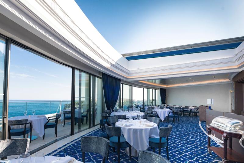 يتمايز المطعم بإطلالة ممتدة على البحر الأبيض المتوسط وبسقف قابل للسحب.