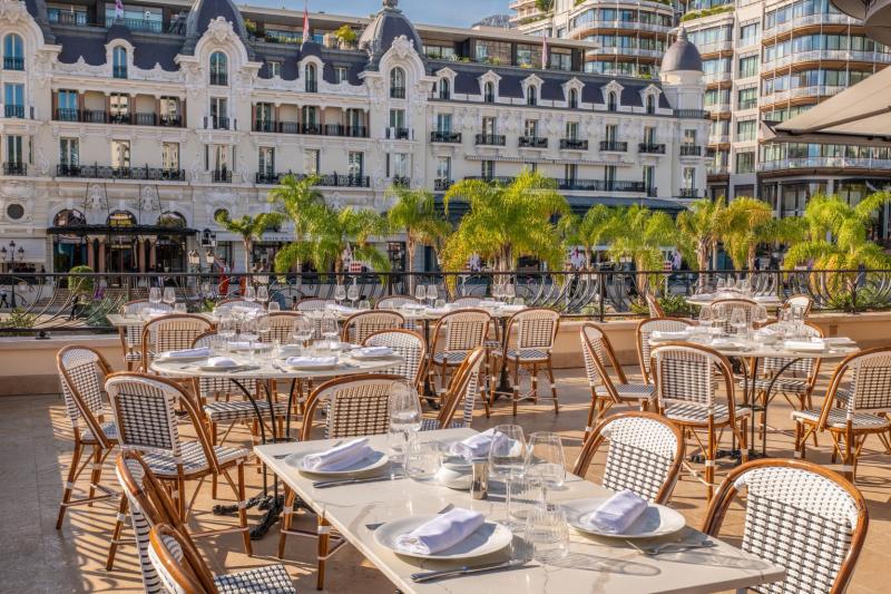 مجالس خارجية تكمّل مطعم كافيه دو باري التاريخي في موناكو.