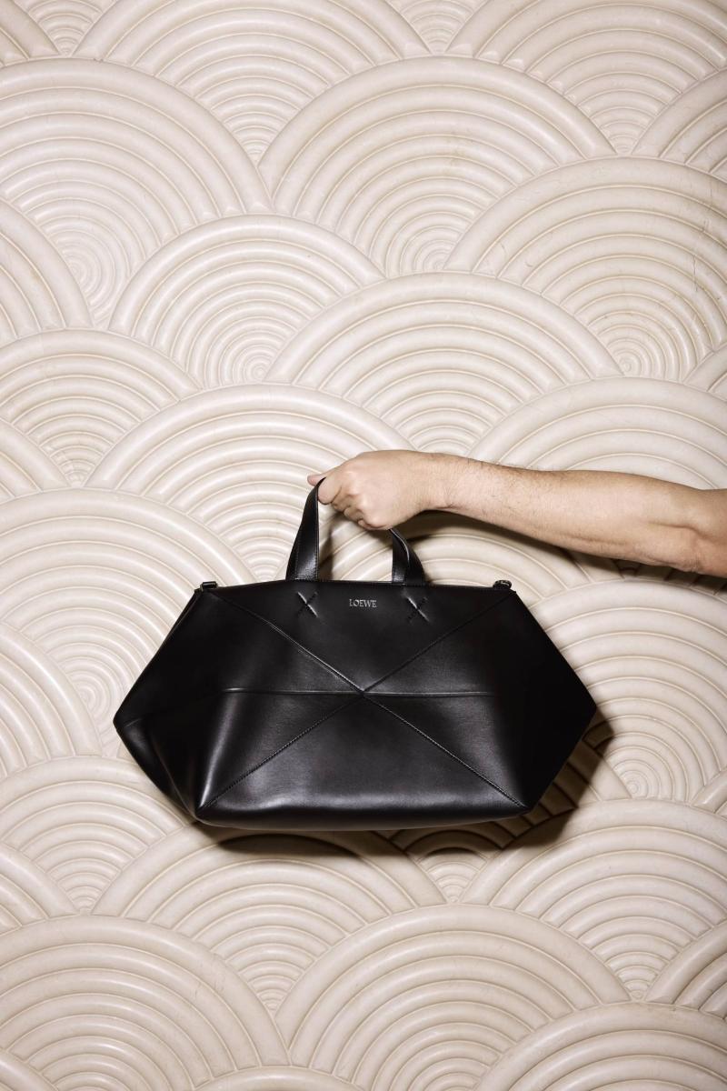 حقيبة الأسفار القصيرة Puzzle Fold Duffle من لويفي LOEWE، مشغولة من جلد العجول. 