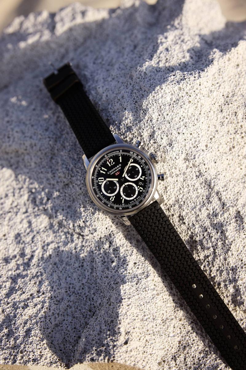 ساعة الكرونوغراف Mille Miglia Classic Chronograph من شوبارد، تستوطن علبة بقطر 40.5  ملليمتر مشغولة من المركب الفولاذي Lucent Steel وتتكامل مع ميناء باللون الأسود Nero Corsa وحزام من المطاط. 