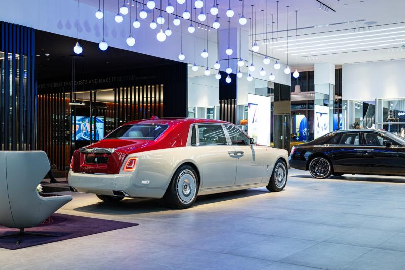 هوية بصرية جديدة تميز صالة عرض سيارات رولز- رويس في دبي