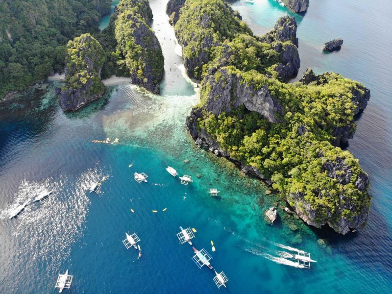 تُعرف إل نيدو، المحمية البحرية الأكبر في الفلبين، بتكويناتها الكارستية وبحيراتها الفيروزية وشواطئها النقية.