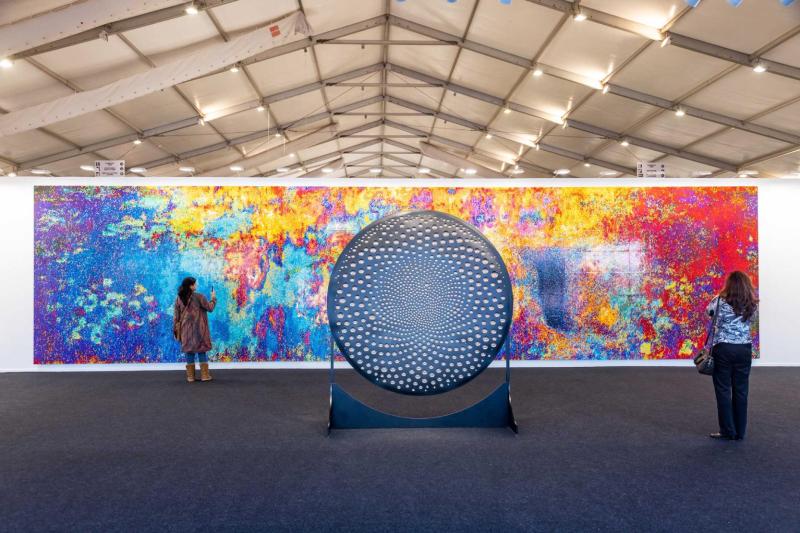 الفنان الصيني آي ويوي يعيد ابتكار لوحة مونيه "زنابق الماء" في عمل يمتد بطول 13 مترًا.