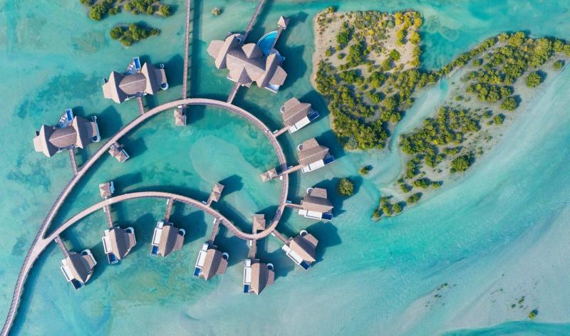 تذكّر فيلات المنتجع الطافية فوق صفحة الماء والمشرفة على أشجار القرم بفسحات الإقامة الفاخرة في جزر المالديف.