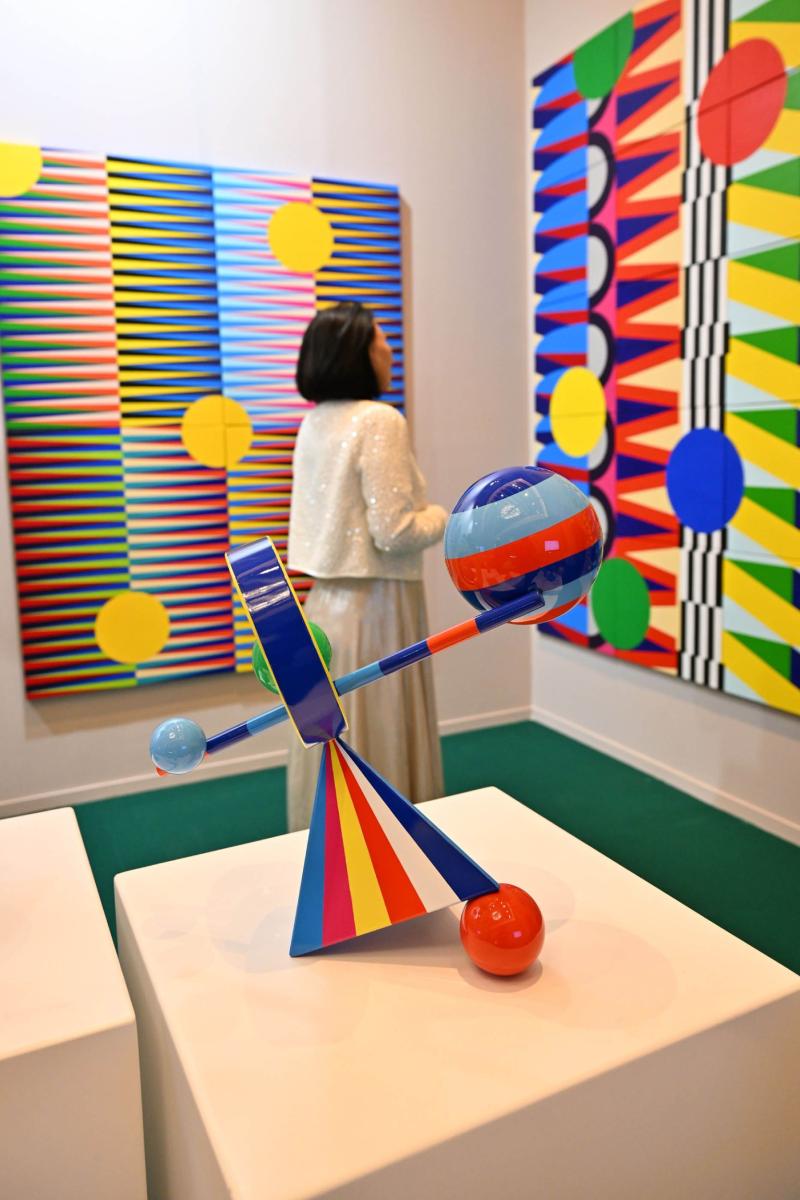 عمل تركيبي للفنانة الرقمية المشهورة فاكي المعروفة باستخدامها للأنماط الهندسية واللونية بهدف استكشاف العلاقات والطاقة الحركية.