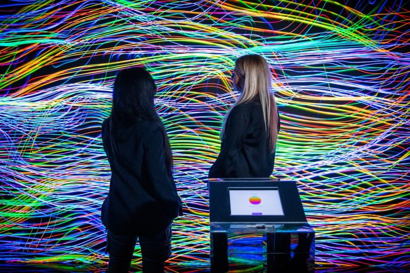 قدمّت مجموعة جوليوس باير هذا العام عملاً رقميًا مبهرًا بعنوان "مساحة قلب" للفنانة كريستا كيم.