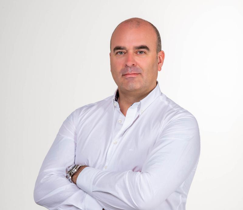 إيان هاريس، هو مؤسس شركة Phoenix Yacht Management لإدارة اليخوت وتشغيلها في دبي، ورئيسها التنفيذي، ويمتلك خبرة مديدة في قطاع اليخوت الفاخرة. 