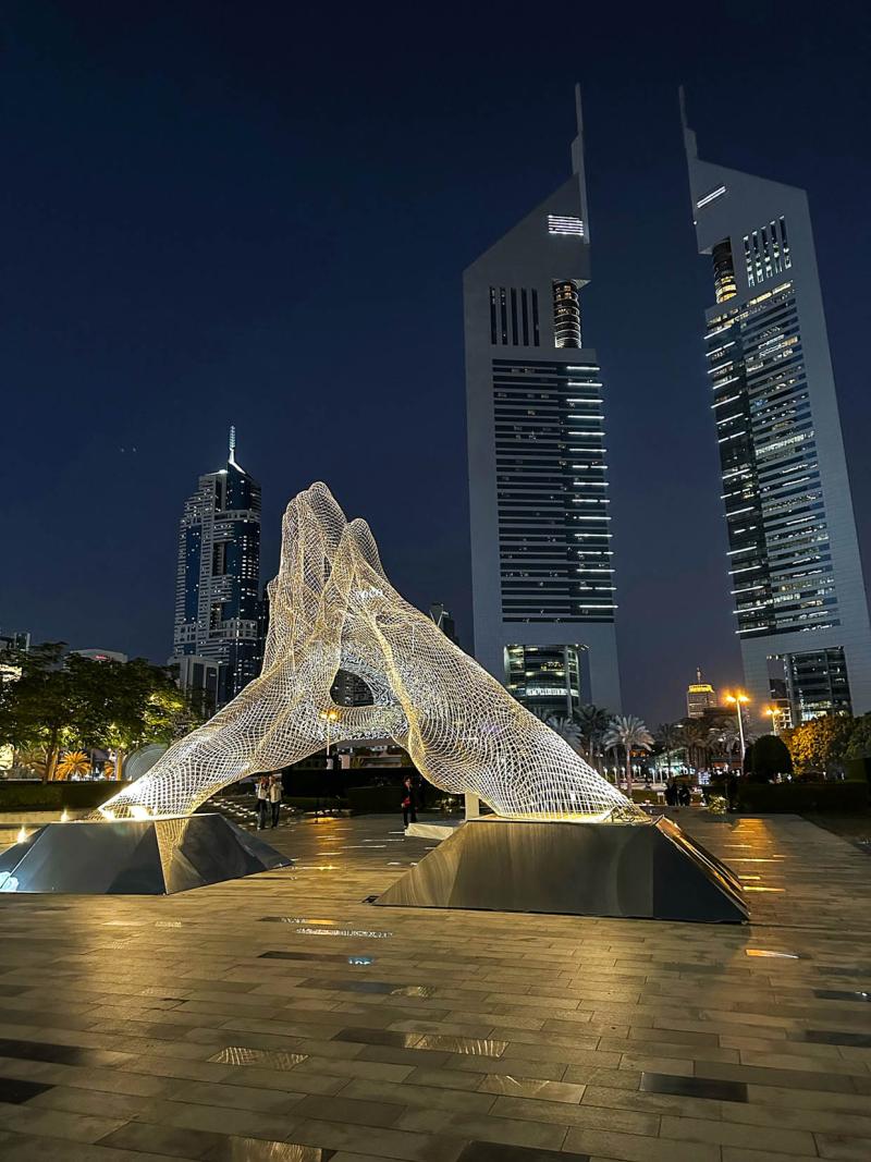 منحوتة "معًا" في مركز دبي المالي العالمي.