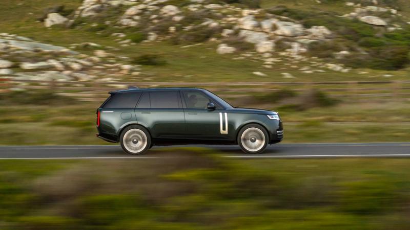 جُهزت سيارة Range Rover Autobiography بمحرك من ثماني أسطوانات معزز بشاحن هواء توربيني مزدوج، فضلاً عن نظام هجين جزئيًا لتوليد قوة 523 حصانًا. 