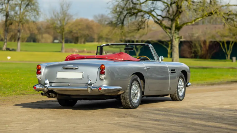 أستون مارتن DB5 Convertible - تحفة بريطانية خالدة تتألق تحت ضوء الشمس