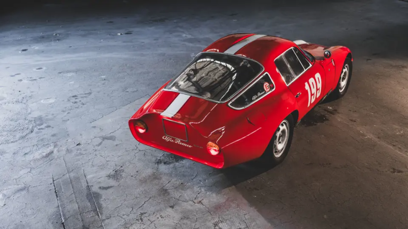 Alfa Romeo TZ-1 تقف شامخة في مستودع كلاسيكي